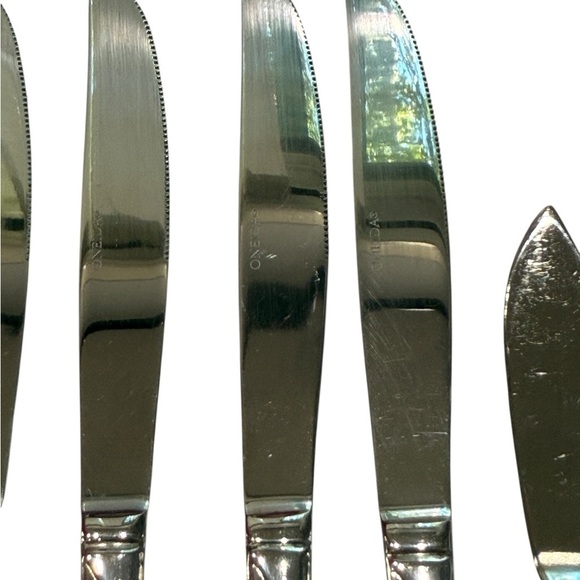Oneida Flight Reliance 5 Stainless Serrated Dinner Knives and one Butter Knife - Picture 4 of 5